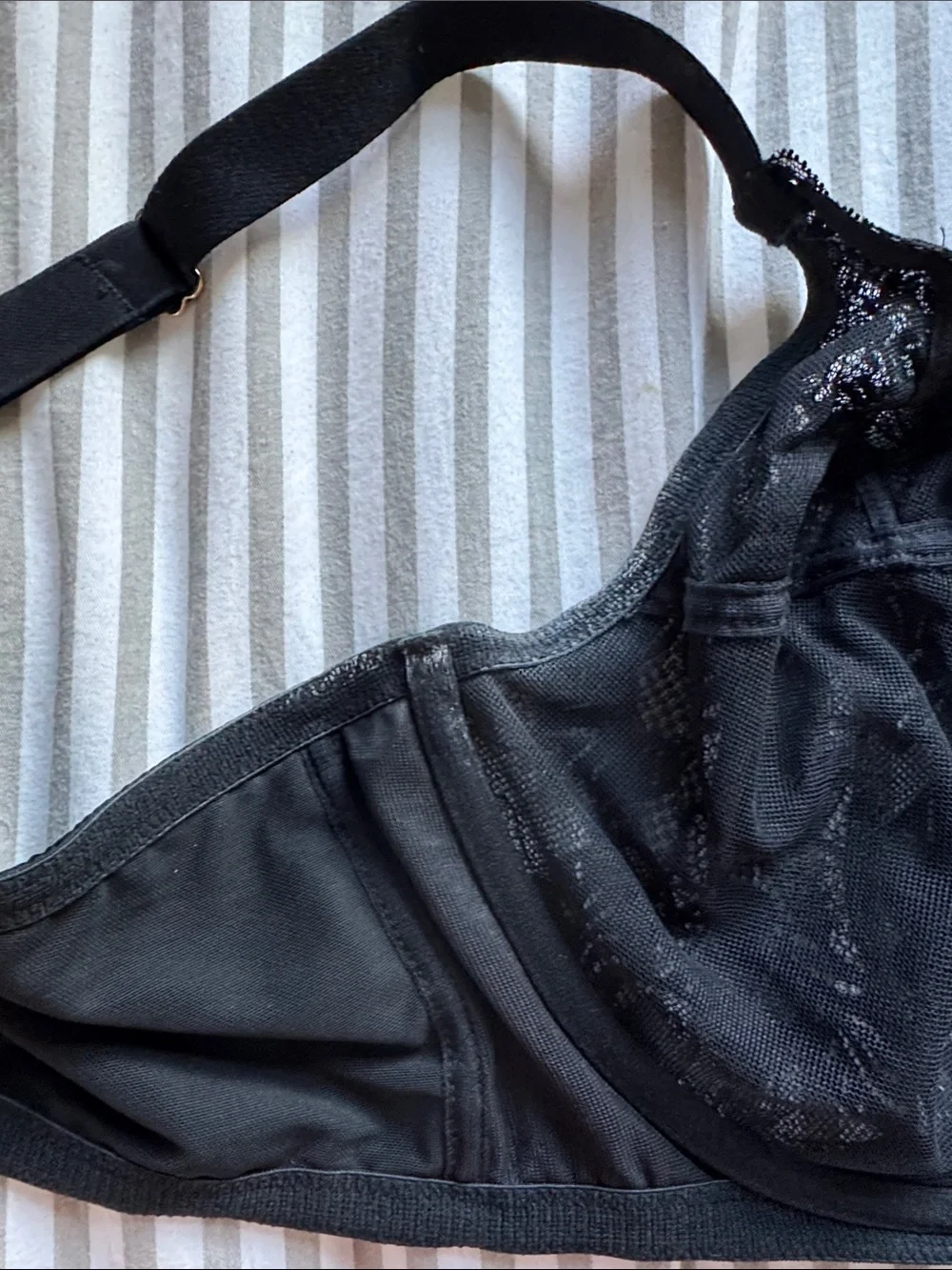 Black Lace Underwire Bra - Elegant Support
